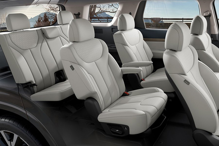 Về trang bị vận hành, Hyundai Palisade thế hệ mới nhiều khả năng sẽ có 2 tùy chọn động cơ, bao gồm hệ thống hybrid 2.5L và máy xăng V6 3.5L tăng áp.