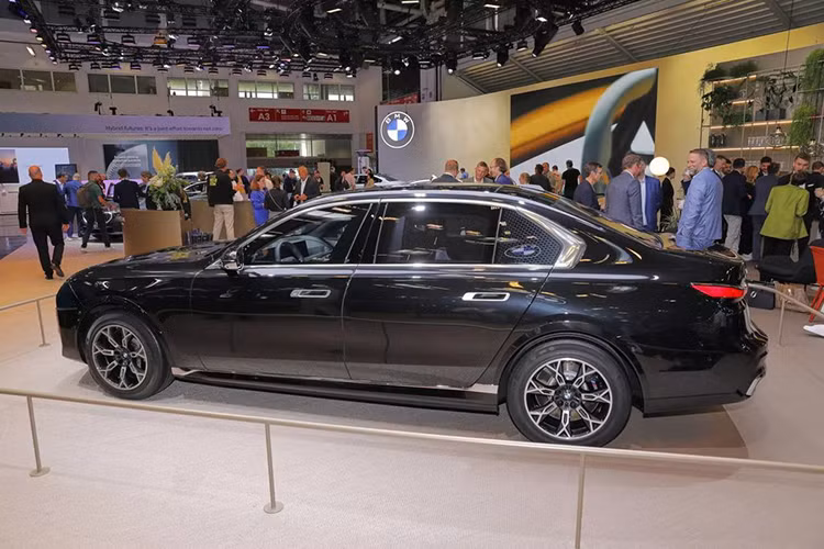 i7 Protection đạt tiêu chuẩn chống đạn VR9, nhờ lớp bọc thép xung quanh xe và bên dưới gầm cũng như kính chống đạn. Loại kính được sử dụng cho BMW i7 Protection chống đạn đạt chuẩn VPAM 10 của châu Âu (mức độ bảo vệ cao nhất dành cho xe bọc thép dân sự), có thể chống lại đạn 7,62x54 R - một trong những cỡ nòng mạnh nhất hiện nay, bắn ra với tốc độ 860±10 mét/giây, từ khoảng cách 10±0,5 mét. 