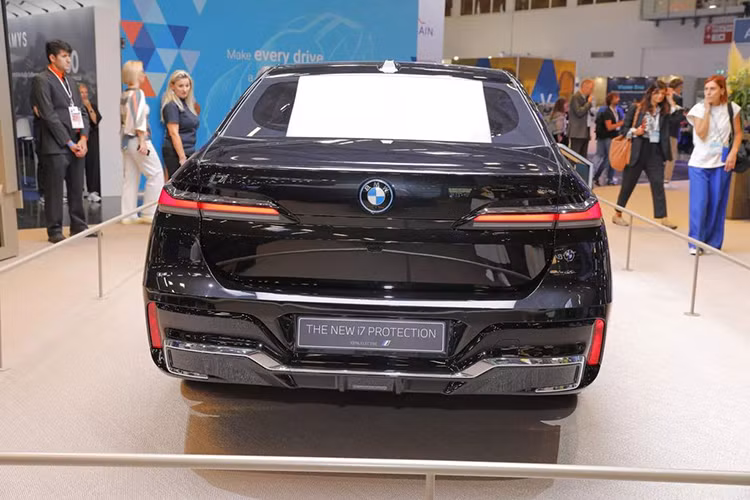 Cung cấp sức mạnh cho BMW i7 Protection vẫn là động cơ V8 mạnh 536 mã lực và mô men xoắn cực đại 745 Nm. Các bộ phận như pin, mô tơ điện trên xe cũng được gia cố kỹ càng và chống chịu được hoả lực mạnh. Do có khối lượng nặng hơn i7 thông thường nên chiếc xe này cần 6,6 giây để tăng tốc 0-100 km/h.