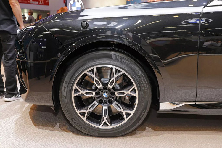 BMW i7 Protection được trang bị bộ mâm kích thước 20 inch kèm theo bộ lốp Michelin PAX run-flat giúp xe có thể di chuyển tốc độ 80 km/h kể cả khi không còn hơi bên trong. Xe sở hữu tiêu chuẩn gói M Sport, hệ thống lái chủ động và có thể đánh lái bằng bánh sau.