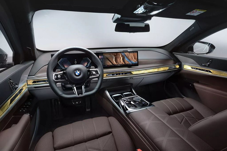 Trong trường hợp bị tấn công hóa học, chiếc xe sang BMW i7 Protection chạy điện chống đạn này có nguồn cung cấp oxy riêng, vừa đủ để những người trong xe có thời gian chuẩn bị mặt nạ dưỡng khí.