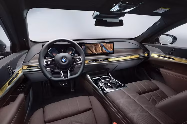 Trong trường hợp bị tấn công hóa học, chiếc xe sang BMW i7 Protection chạy điện chống đạn này có nguồn cung cấp oxy riêng, vừa đủ để những người trong xe có thời gian chuẩn bị mặt nạ dưỡng khí.