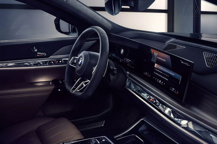 Ngoài ra, xe còn có hệ thống liên lạc nội bộ để người lái và hành khách giao tiếp với người bên ngoài xe mà không cần phải mở cửa hay cửa sổ. Hệ thống này bao gồm micro trên gương, loa bên ngoài, loa bổ sung trong xe, micro trên trần xe và micro ở cụm điều khiển trung tâm.