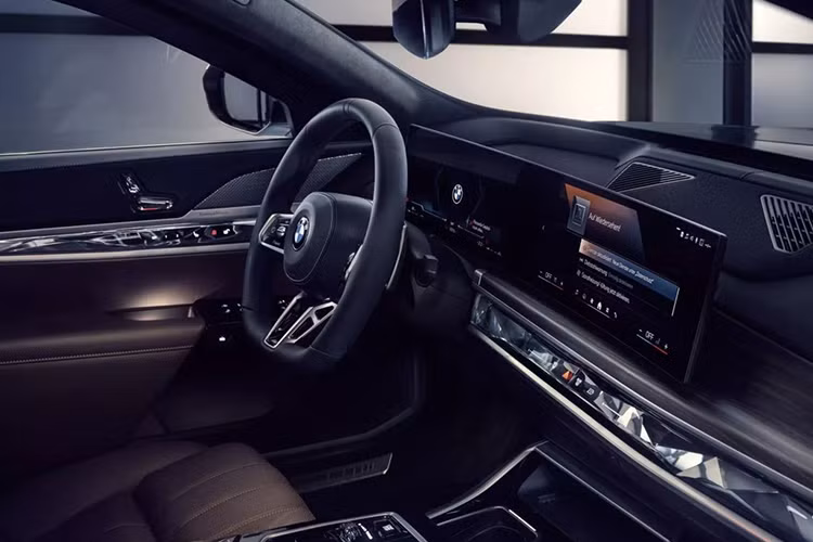 Ngoài ra, xe còn có hệ thống liên lạc nội bộ để người lái và hành khách giao tiếp với người bên ngoài xe mà không cần phải mở cửa hay cửa sổ. Hệ thống này bao gồm micro trên gương, loa bên ngoài, loa bổ sung trong xe, micro trên trần xe và micro ở cụm điều khiển trung tâm.