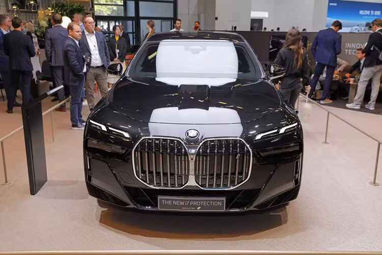 Mức giá xe BMW i7 Protection 2025 chạy điện này chưa được công bố, và hiện nó sẽ chỉ được phân phối tại thị trường châu Âu. Hãng xe Đức cũng cung cấp kèm theo khóa đào tạo người lái để có thể vận hành chiếc xe đặc biệt này một cách tối ưu nhất.