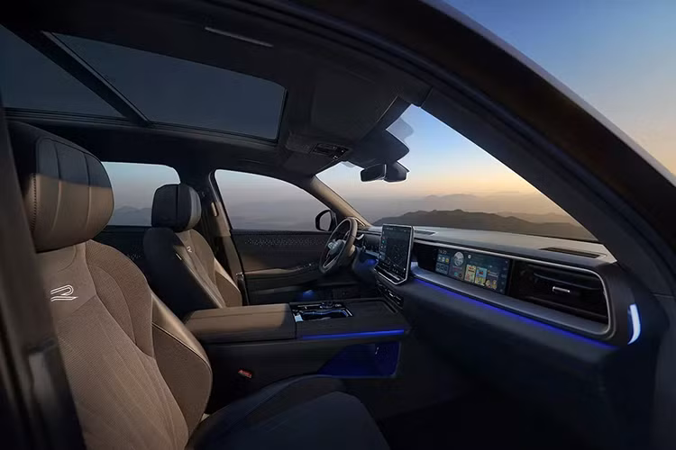 Hàng ghế sau cũng được chăm chút với hệ thống điều hòa riêng và rèm che nắng. Bên cạnh đó, xe có bệ tỳ tay trung tâm dạng nổi và bộ sạc không dây cho điện thoại. Teramont Pro sử dụng động cơ EA888 thế hệ thứ năm, hứa hẹn khả năng phản hồi tốt hơn, đồng thời giảm mức tiêu hao nhiên liệu và lượng khí thải.