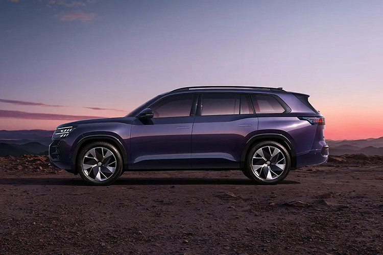 Về kích thước tổng thể, Teramont Pro có thông số chiều dài x rộng x cao tương ứng là 5.158 x 1.991 x 1.788 mm. Có thể thấy, mẫu SUV này dài hơn Atlas 61 mm, trong khi chiều rộng và chiều cao cũng nhỉnh hơn đôi chút.