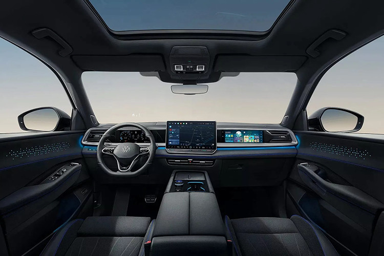 Volkswagen chưa tiết lộ nhiều thông tin về nội thất, nhưng có thể thấy Teramont Pro được trang bị cụm đồng hồ kỹ thuật số, màn hình giải trí trung tâm đặt nổi và một màn hình dành cho hành khách phía trước. Ngoài ra, xe có thể đi kèm ba màn hình bổ sung phục vụ cho hệ thống giải trí ở hàng ghế sau.