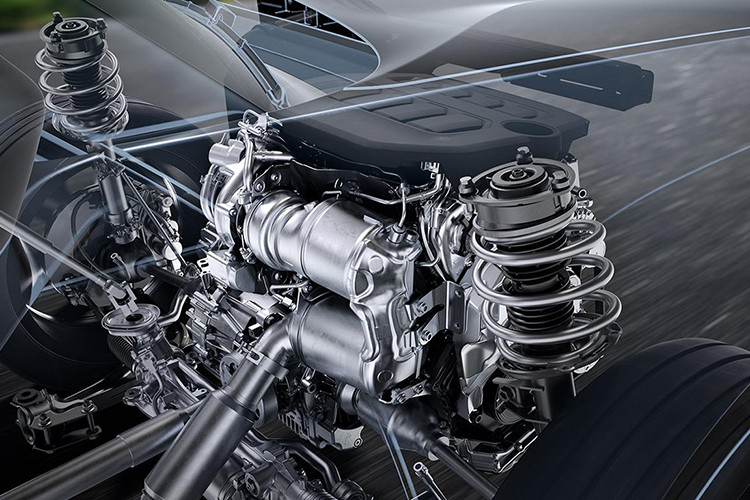 Động cơ này áp dụng chu trình Miller, kết hợp với hệ thống phun nhiên liệu áp suất cực cao 500 bar giúp tăng hiệu suất đốt cháy, giảm khí thải và tiếng ồn. Ngoài ra, xe còn có bộ tăng áp biến thiên và thiết bị lọc khí thải hiệu quả. Các nâng cấp khác bao gồm trục khuỷu, thanh truyền, piston và các bộ phận chuyển động được gia cố, cùng với hệ thống bôi trơn và làm mát cải tiến. 