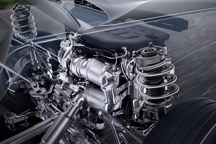 Động cơ này áp dụng chu trình Miller, kết hợp với hệ thống phun nhiên liệu áp suất cực cao 500 bar giúp tăng hiệu suất đốt cháy, giảm khí thải và tiếng ồn. Ngoài ra, xe còn có bộ tăng áp biến thiên và thiết bị lọc khí thải hiệu quả. Các nâng cấp khác bao gồm trục khuỷu, thanh truyền, piston và các bộ phận chuyển động được gia cố, cùng với hệ thống bôi trơn và làm mát cải tiến. 