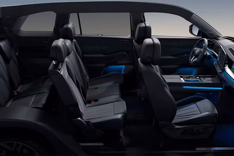 Các trang bị đáng chú ý khác bao gồm cửa sổ trời toàn cảnh, hệ thống âm thanh Harman Kardon và hệ thống đèn viền nội thất 30 màu. Volkswagen còn bổ sung máy khuếch tán hương thơm cùng ghế hành khách trước cao cấp có bệ đỡ chân chỉnh điện, massage và thông gió.