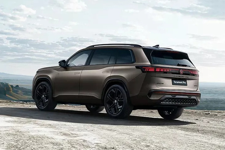 Volkswagen Teramont Pro sở hữu thiết kế tinh tế với lưới tản nhiệt đóng kín hoàn toàn, đi kèm cụm đèn pha lớn, cản trước thể thao với nhiều hốc hút gió. Di chuyển sang bên hông, mẫu SUV này có thiết kế thân xe mượt mà với tay nắm cửa ẩn, giúp tăng tính khí động học.