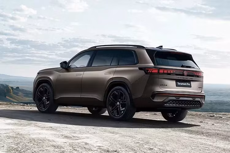 Volkswagen Teramont Pro sở hữu thiết kế tinh tế với lưới tản nhiệt đóng kín hoàn toàn, đi kèm cụm đèn pha lớn, cản trước thể thao với nhiều hốc hút gió. Di chuyển sang bên hông, mẫu SUV này có thiết kế thân xe mượt mà với tay nắm cửa ẩn, giúp tăng tính khí động học.