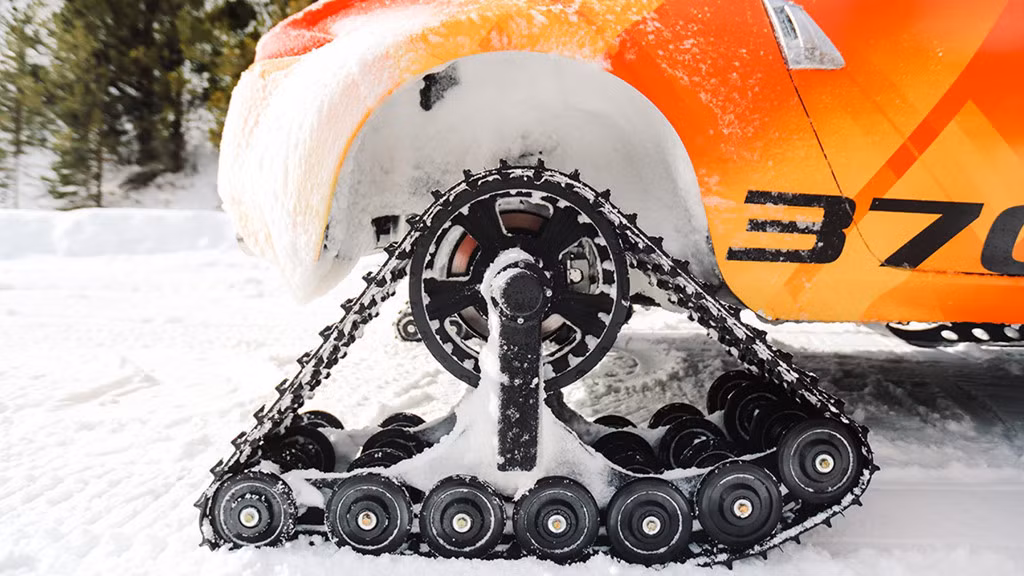 Hãng độ của Nissan cũng đã thay 4 bánh xe thành hai bánh xích dài 4 feet và rộng 15 inch ở phía sau và hai ván trượt tuyết ở phía trước. 