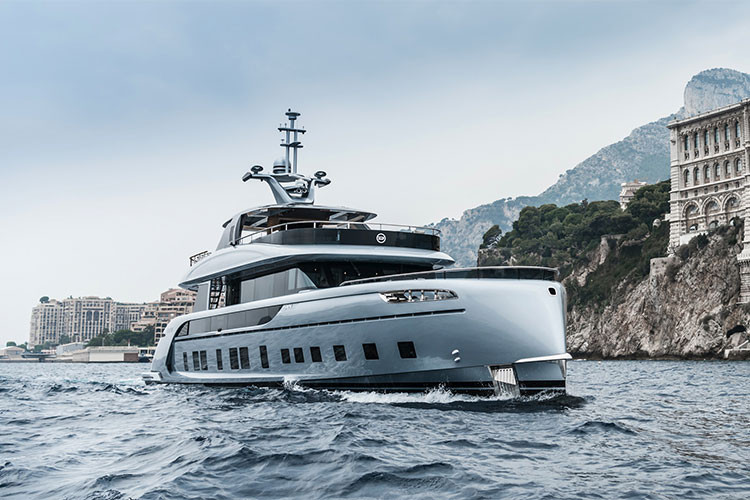 Tất nhiên, một điều không thể thiếu trên một chiếc du thuyền cỡ lớn như GTT 115 chính là ở khoang chứa motor nước hoặc thuyền lướt sóng bên dưới. Nhà sản xuất đã trang bị khoang gara có thể mang theo một chiếc motor nước kích thước tới 4,9 mét cho siêu du thuyền GTT 115.