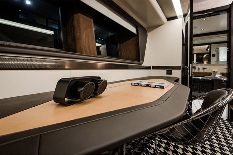 Ngoài ra, nếu khách các khách hàng muốn nhẹ nhàng tận hưởng cảm giác êm đềm, bồng bềnh trên sóng nước, GTT 115 hoàn toàn có thể làm hài lòng với tuỳ chọn 2 mô-tơ điện 20 kW, cho phép siêu du thuyền này chạy ở tốc độ chỉ 6 hải lý/giờ (tương đương 11 km/h).