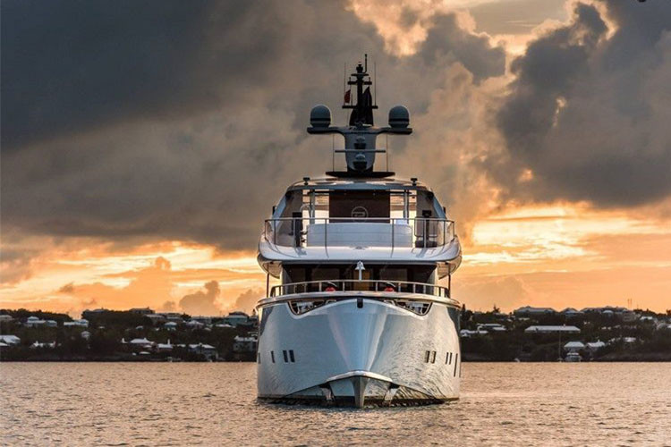 Một điều thú vị nữa là toàn bộ cửa kính trên siêu du thuyền GTT 115 đều sử dụng loại kính Isoclima XIR cho phép chặn gần như 100% tia tử ngoại UV gây hại cho da người và giảm tới hơn 60% lượng nhiệt hấp thụ. Chính điều này khiến cho những hành khách có thể thoải mái tận hưởng không gian thoáng đáng với kiểu cửa sổ panorama toàn cảnh mà hoàn toàn không cảm thấy nắng nóng hay khó chịu.