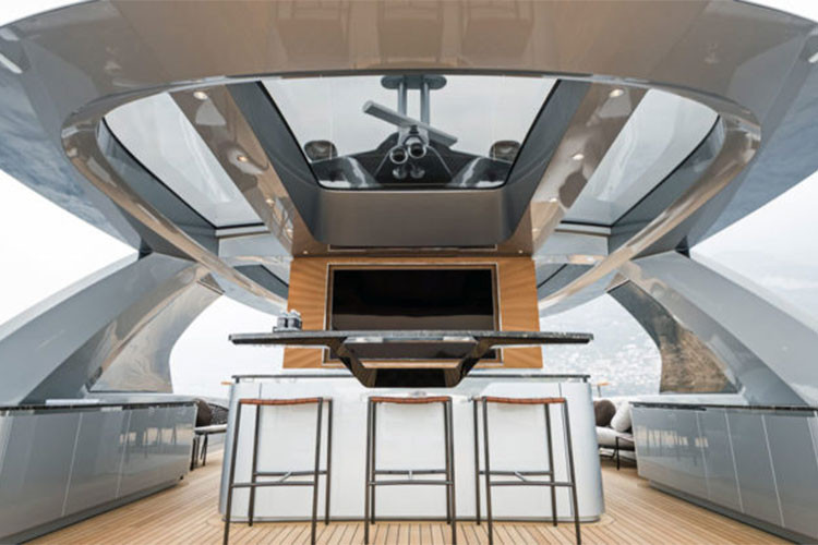 Nhà sản xuất khuyến cáo chỉ nên chở theo 6 hành khách và 6 thủy thủ để có thể tối ưu không gian cũng như sự thoải mái cho những vị khách hàng giàu có. Ở tầng thượng của GTT 115 là không gian vui chơi giải trí đa năng rộng gần 100 mét vuông với các tiện nghi hàng đầu như sân tắm nắng, bể bơi, quầy bar, nướng BBQ, màn hình giải trí 75 inch...