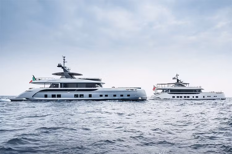 Ngoài ra, du thuyền này còn có nhiều điểm mang đậm phong cách thiết kế của siêu du thuyền Porsche Design như những đường bo tròn mềm quanh thân tàu và hàng loạt điểm nhấn đơn giản nhưng đầy ấn tượng.