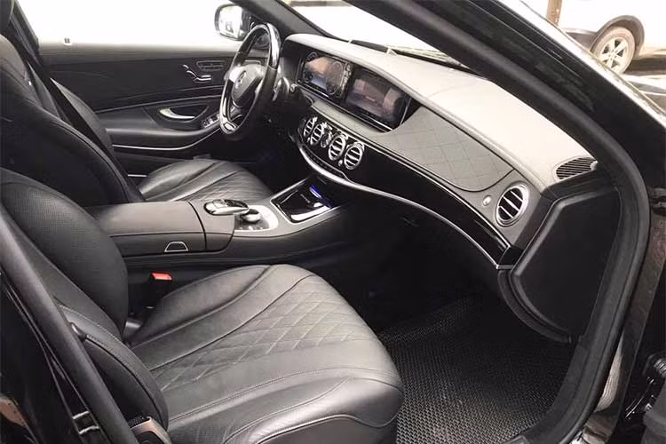 Hàng ghế sau của có khoảng duỗi chân khá thoải mái nhờ trục cơ sở kéo dài. Nệm dầy, đặc biệt ghế master bên phía tay phải còn có nệm kê chân và chế độ masage cho chủ nhân giảm mệt mỏi. Trên bảng táp lô và cả hàng ghế sau đều được trang bị hệ thống màn hình giải trí đa phương tiện...