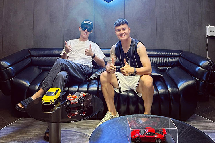 Theo tìm hiểu thì đây là những hình ảnh được chụp tại showroom mới của Phan Công Khanh - tay buôn siêu xe có tiếng tại Việt Nam vài năm trở lại đây. Được biết, sau khi chia tay showroom cũ, Phan Công Khanh chuyển đến địa điểm mới và ngay khi từ Pháp bay về Việt Nam, tiền vệ Quang Hải đã có mặt để chúc mừng.