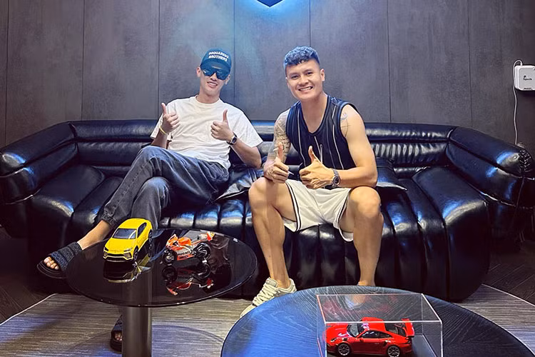 Theo tìm hiểu thì đây là những hình ảnh được chụp tại showroom mới của Phan Công Khanh - tay buôn siêu xe có tiếng tại Việt Nam vài năm trở lại đây. Được biết, sau khi chia tay showroom cũ, Phan Công Khanh chuyển đến địa điểm mới và ngay khi từ Pháp bay về Việt Nam, tiền vệ Quang Hải đã có mặt để chúc mừng.