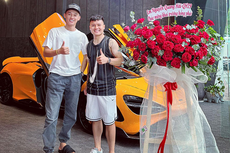 Đáng chú ý, trên trang cá nhân ngoài việc chia sẻ những hình ảnh chụp chung giữa Phan Công Khanh, chiếc McLaren 765LT và Quang Hải, tiền vệ tuyển Việt Nam còn viết "Anh Khanh bảo; Hải... quay xe!", khiến cho nhiều người hâm mộ cầu thủ này khá thích thú và đồn đoán liệu tiền vệ tài hoa của tuyển Việt Nam có sớm tậu một chiếc siêu xe McLaren?