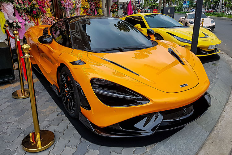 McLaren 765LT là phiên bản hiệu suất cao của McLaren 720S. Xe được ra mắt vào đầu năm 2020. Phiên bản này được hãng xe Anh quốc xếp vào phân khúc "Supercars", bên cạnh 720S, 720S Spider và Artura. Hơn thế nữa, chỉ có 765 chiếc được sản xuất trên toàn thế giới. Tính tới thời điểm này, cũng đã có ít nhất hai chiếc McLaren 765LT đang lăn bánh tại Việt Nam. 