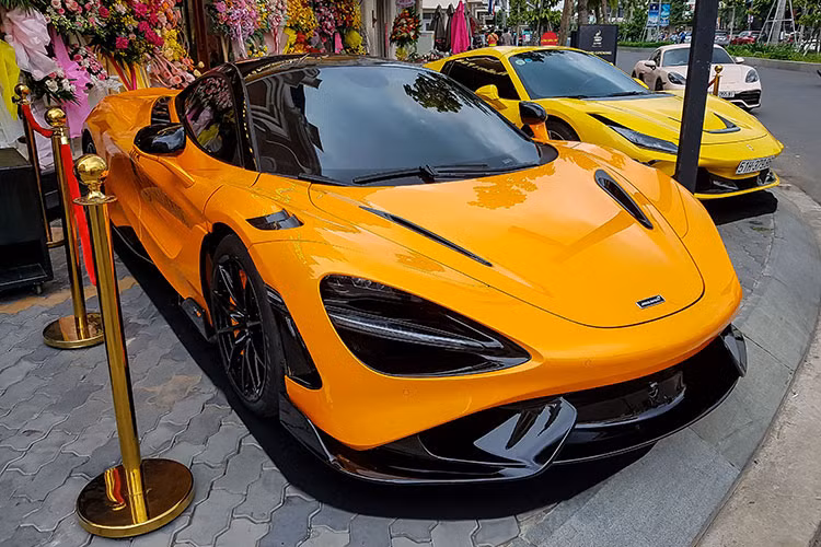 McLaren 765LT là phiên bản hiệu suất cao của McLaren 720S. Xe được ra mắt vào đầu năm 2020. Phiên bản này được hãng xe Anh quốc xếp vào phân khúc "Supercars", bên cạnh 720S, 720S Spider và Artura. Hơn thế nữa, chỉ có 765 chiếc được sản xuất trên toàn thế giới. Tính tới thời điểm này, cũng đã có ít nhất hai chiếc McLaren 765LT đang lăn bánh tại Việt Nam. 