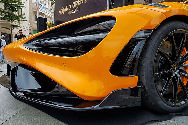 Chữ LT trên 765 là viết tắt của "Longtail" - "đuôi dài", một thuật ngữ riêng của McLaren dùng để chỉ những mẫu xe được nâng cấp từ các phiên bản tiêu chuẩn. 765LT có chiều dài tổng thể lên đến 4.600 mm, hơn phiên bản 720S khoảng 56 mm. Tương tự những thành viên khác trong "gia đình" Longtail, 765LT sở hữu gói trang bị khí động học hầm hố hơn.