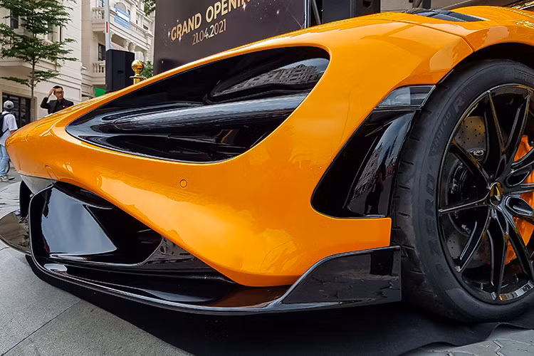 Chữ LT trên 765 là viết tắt của "Longtail" - "đuôi dài", một thuật ngữ riêng của McLaren dùng để chỉ những mẫu xe được nâng cấp từ các phiên bản tiêu chuẩn. 765LT có chiều dài tổng thể lên đến 4.600 mm, hơn phiên bản 720S khoảng 56 mm. Tương tự những thành viên khác trong "gia đình" Longtail, 765LT sở hữu gói trang bị khí động học hầm hố hơn.