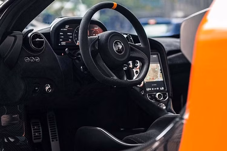 Tương tự những mẫu xe khác của thương hiệu McLaren, tên dòng xe sẽ được đặt ở phía sau bánh trước. McLaren trang bị bộ mâm hợp kim siêu nhẹ 10 chấu kích thước 19 inch ở phía trước và 20 inch ở phía sau, với logo được khắc laser cùng bộ lốp Pirelli P Zero Trofeo R tiêu chuẩn.