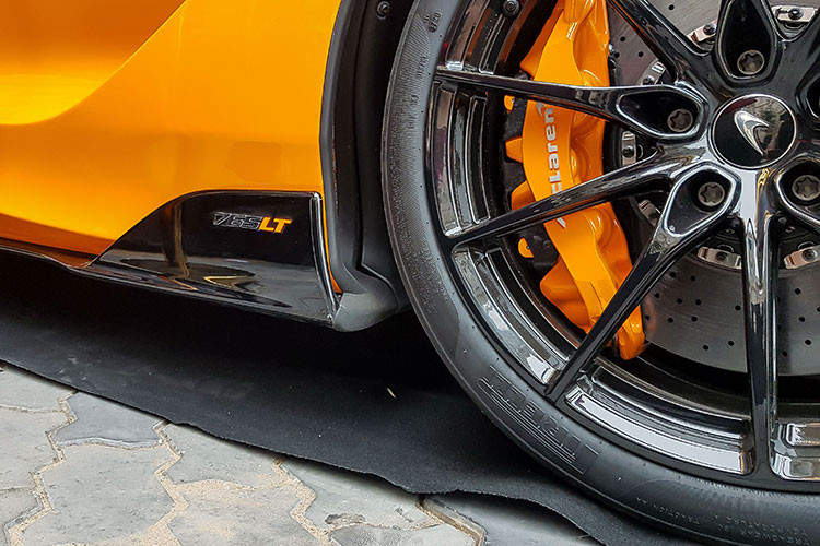 Các trang bị cho siêu xe McLaren 765LT tại Việt Nam bao gồm cản trước, hốc gió trước được mở rộng hơn, cánh chia gió trước, ốp sườn và cánh gió bên. Cụm đèn pha của xe sử dụng công nghệ LED với thiết kế khí động học đặc trưng. Luồng gió thổi trực tiếp vào xe khi di chuyển sẽ làm mát các bộ intercooler được đặt ẩn bên trong.