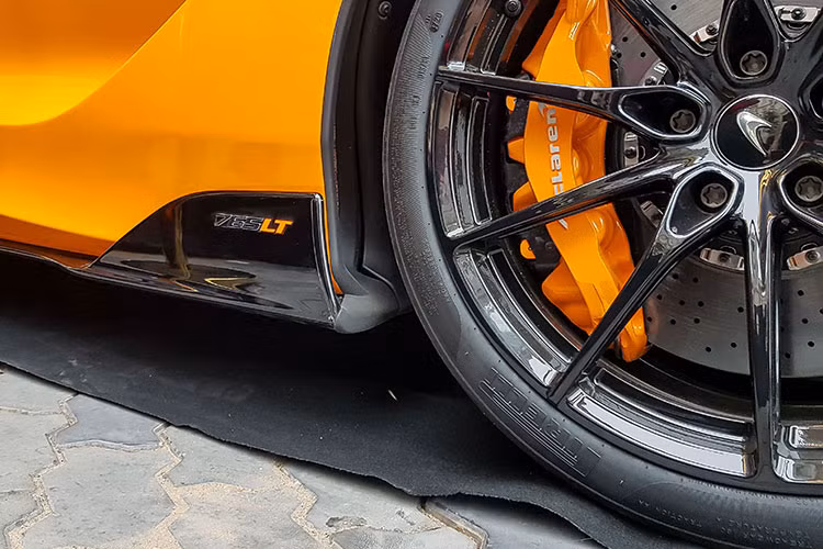 Các trang bị cho siêu xe McLaren 765LT tại Việt Nam bao gồm cản trước, hốc gió trước được mở rộng hơn, cánh chia gió trước, ốp sườn và cánh gió bên. Cụm đèn pha của xe sử dụng công nghệ LED với thiết kế khí động học đặc trưng. Luồng gió thổi trực tiếp vào xe khi di chuyển sẽ làm mát các bộ intercooler được đặt ẩn bên trong.