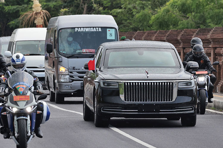 Về thiết kế, Hồng Kỳ N701 được nhận xét là có nhiều đường nét “hao hao” với mẫu xe sang đến từ thương hiệu Anh quốc - Rolls-Royce. Điều này được thể hiện rõ ràng nhất ở khu vực đầu xe với lưới tản nhiệt cỡ lớn mạ crôm, rãnh lưới đặt dọc.