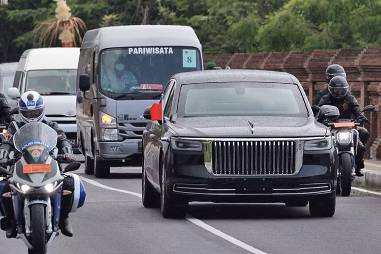 Về thiết kế, Hồng Kỳ N701 được nhận xét là có nhiều đường nét “hao hao” với mẫu xe sang đến từ thương hiệu Anh quốc - Rolls-Royce. Điều này được thể hiện rõ ràng nhất ở khu vực đầu xe với lưới tản nhiệt cỡ lớn mạ crôm, rãnh lưới đặt dọc.