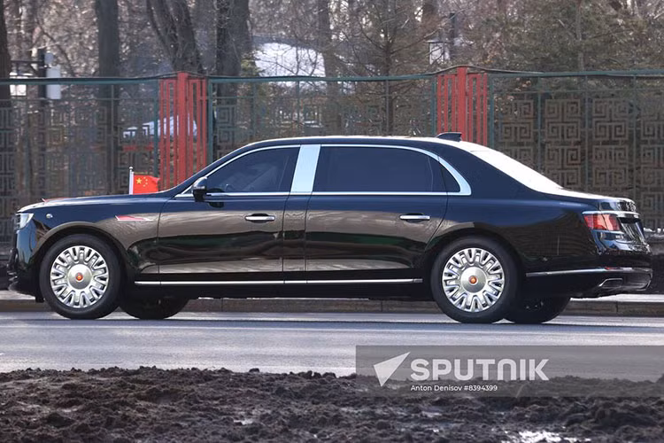 Loạt hình ảnh do đài Sputnik cung cấp cho thấy 2 chiếc Hồng Kỳ N701 chở nguyên thủ "ẩn mình" trong một đội xe hộ tống bao gồm xe tải Aurus Arsenal do Nga sản xuất, BMW, Mercedes, Volkswagen sedan và SUV...