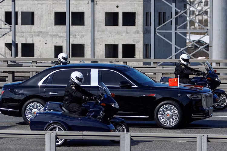 Trong đó, động cơ V8, tăng áp, dung tích 4.0L tạo ra công suất tối đa 360 mã lực và mô-men xoắn cực đại 550 Nm. Động cơ xăng V12, dung tích 6.0L của hãng sản sinh công suất tối đa 408 mã lực hoặc 375 mã lực.