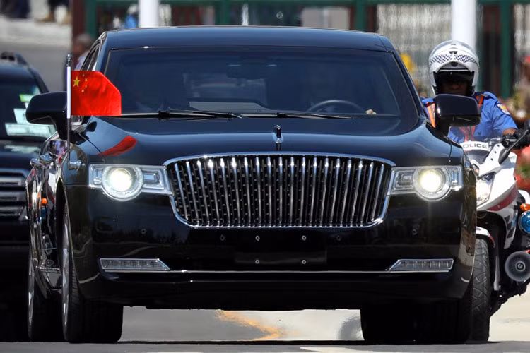 Nằm liền khối với bộ lưới là cụm đèn pha thanh mảnh. Trên nắp ca-pô của N701 là logo hình lá cờ đỏ đặc trưng của thương hiệu. Hồng Kỳ N701 được dự đoán có chiều dài lên đến hơn 5 mét, minh chứng rõ ràng nhất là kính cửa sổ sau cột B của xe. Xe được trang bị bộ vành hợp kim sáng bóng cỡ lớn.