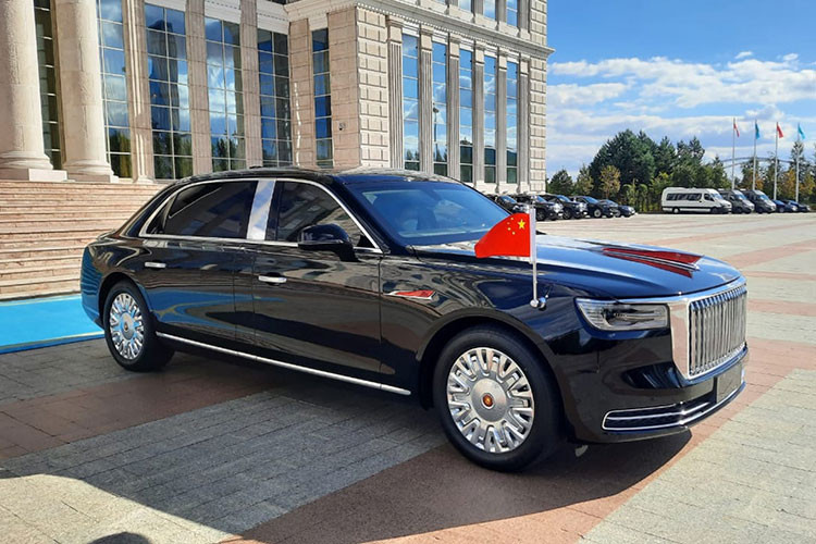 Tại Việt Nam, thương hiệu Hongqi gia nhập thị trường vào đầu năm 2022 với 2 sản phẩm là mẫu sedan Hồng Kỳ H9 giá từ 1,508 tỷ và chiếc SUV chạy điện Hồng Kỳ E-HS9, giá từ 2,768 tỷ đồng.