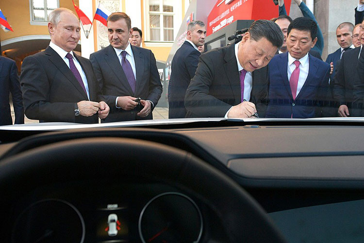 Không gian khoang hành khách phía sau cũng trở nên rộng rãi và thoải mái hơn. Nắp ca-pô cũng rất dài, nhưng thân xe lại tương đối ngắn. Trên sườn xe còn có nhiều chi tiết mạ crôm như đường chân kính, cột B, tay nắm cửa và nẹp nối giữa 2 hốc bánh.