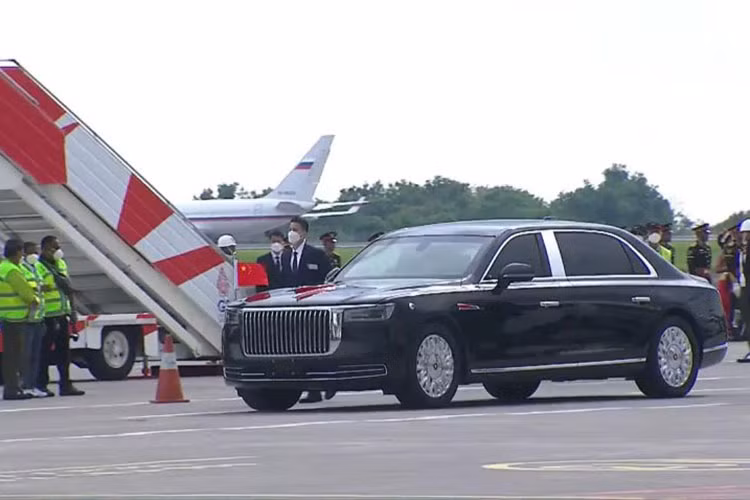 Trong chuyến công du Nga của Chủ tịch Trung Quốc - Tập Cận Bình, Bắc Kinh đã đưa tới Moscow chiếc Hồng Kỳ N701 siêu sang. Đây là chiếc xe chuyên chở các nhân vật cấp cao của Trung Quốc. 