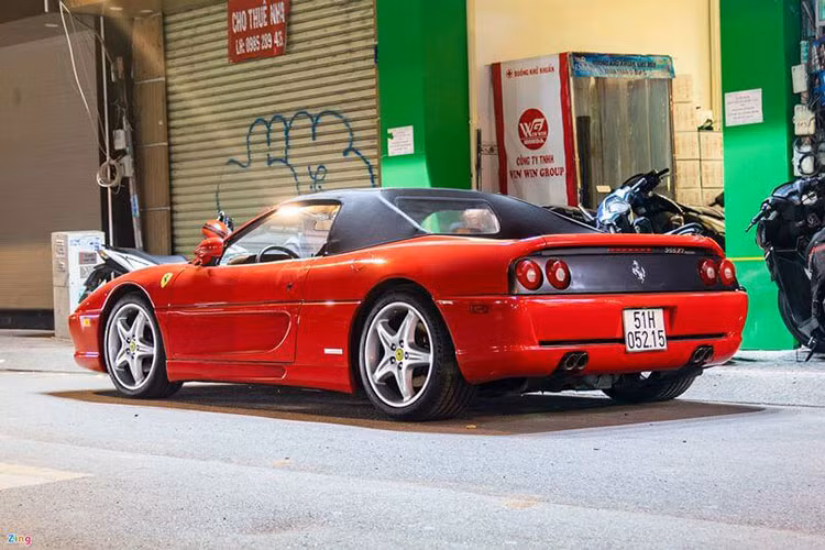 Từng là người sở hữu bộ sưu tập siêu xe Ferrari lớn nhất tại Việt Nam trong 6 năm liền nhưng trước khi ra tòa để giải quyết vụ ly hôn cùng bà Lê Hoàng Diệp Thảo, đại gia Đặng Lê Nguyên Vũ đã bán đi dàn xe Ferrari của mình và nay đã âm thầm mua lại hàng độc Ferrari F355 Spider đời 1999 hiện đã hơn 23 năm tuổi cực hiếm này.