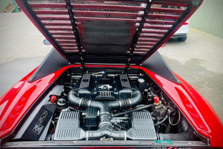 Là mẫu xe cổ, nhưng siêu xe mui trần Ferrari F355 Spider chỉ mất khoảng thời gian 4,7 giây đã có thể tăng tốc từ vị trí xuất phát lên 100 km/h trước khi đạt vận tốc tối đa 295 km/h. Các con số này đều là hàng đỉnh trong thập niên 90. 