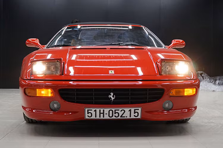 Được biết, chiếc Ferrari F355 Spider hàng hiếm tại Việt Nam này chỉ có duy nhất một chiếc được đưa về nước. Xe từng có thời gian “định cư” ngắn tại thành phố Hải Phòng trước khi được vận chuyển vào Sài Gòn. Mức giá xe Ferrari F355 Spider tại Việt Nam đến nay hiện vẫn là một ẩn số.