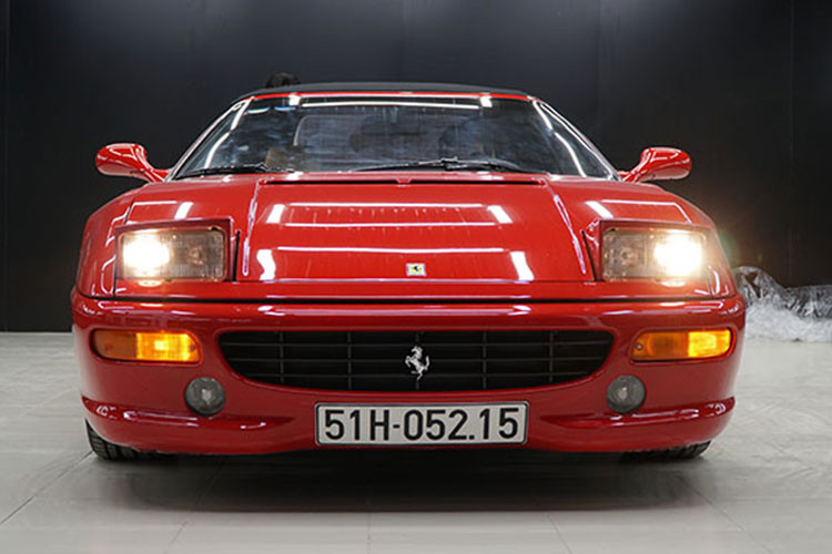 Được biết, chiếc Ferrari F355 Spider hàng hiếm tại Việt Nam này chỉ có duy nhất một chiếc được đưa về nước. Xe từng có thời gian “định cư” ngắn tại thành phố Hải Phòng trước khi được vận chuyển vào Sài Gòn. Mức giá xe Ferrari F355 Spider tại Việt Nam đến nay hiện vẫn là một ẩn số.