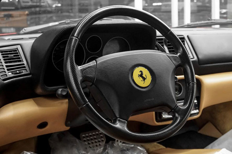 Nội thất của Ferrari F355 Spider được thiết kế nhằm tối đa hóa niềm vui cầm lái, ghế lái có thể điều chỉnh hoàn toàn bằng điện và vô lăng điều chỉnh độ cao. Vô lăng 4 chấu tích hợp lẫy chuyển số, bảng điều khiển trung tâm thiết kế 2 tầng được bọc da cao cấp.