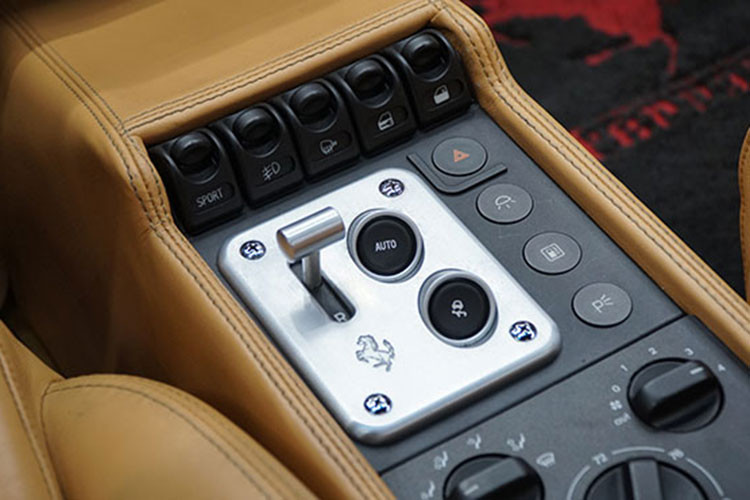 Siêu xe cổ Ferrari F355 Spider độc nhất Việt Nam của ông Đặng Lê Nguyên Vũ sở hữu khối động cơ V8, dung tích 3.5 lít đình đám trong những năm 1995. "Trái tim" này sản sinh công suất tối đa 375 mã lực tại vòng tua máy 8.250 vòng/phút và mô-men xoắn cực đại 363 Nm tại vòng tua 6.000 vòng/phút.