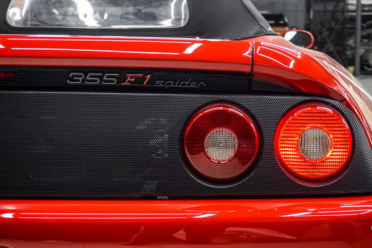 Do bố trí động cơ phía sau, Ferrari F355 Spider dành toàn bộ phần phía trước để bố trí một chiếc cốp nhỏ. Hầu như tất cả các chiếc Ferrari lắp máy V8 đều có cốp ở phía trước, trong khi đó ở các dòng Ferrari cao hơn như: 550, 575, 599, F12berlinetta và 812 Superfast hiện nay thì không có cốp trước do dùng động cơ V12 đặt trước.