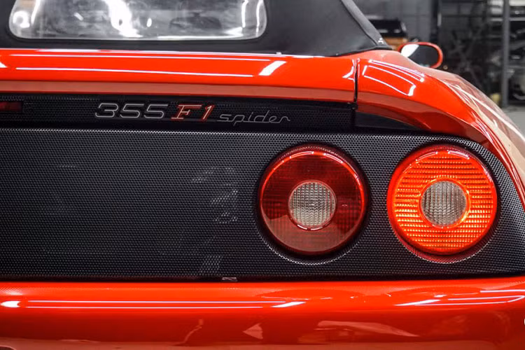 Do bố trí động cơ phía sau, Ferrari F355 Spider dành toàn bộ phần phía trước để bố trí một chiếc cốp nhỏ. Hầu như tất cả các chiếc Ferrari lắp máy V8 đều có cốp ở phía trước, trong khi đó ở các dòng Ferrari cao hơn như: 550, 575, 599, F12berlinetta và 812 Superfast hiện nay thì không có cốp trước do dùng động cơ V12 đặt trước.